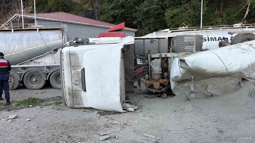 Artvin Hopa’da Facia! Dev Kaya Parçaları Tır Parkına Düştü: 1 Kişi Hayatını Kaybetti