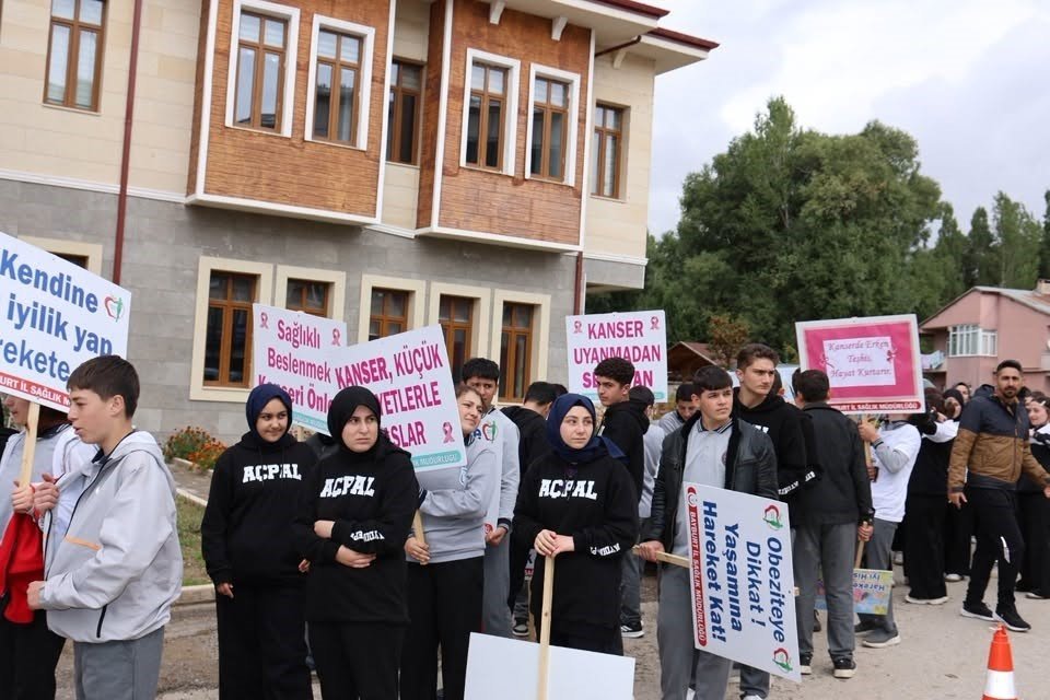 Bayburt’ta Meme Kanserine Karşı Farkındalık Yürüyüşü Düzenlendi