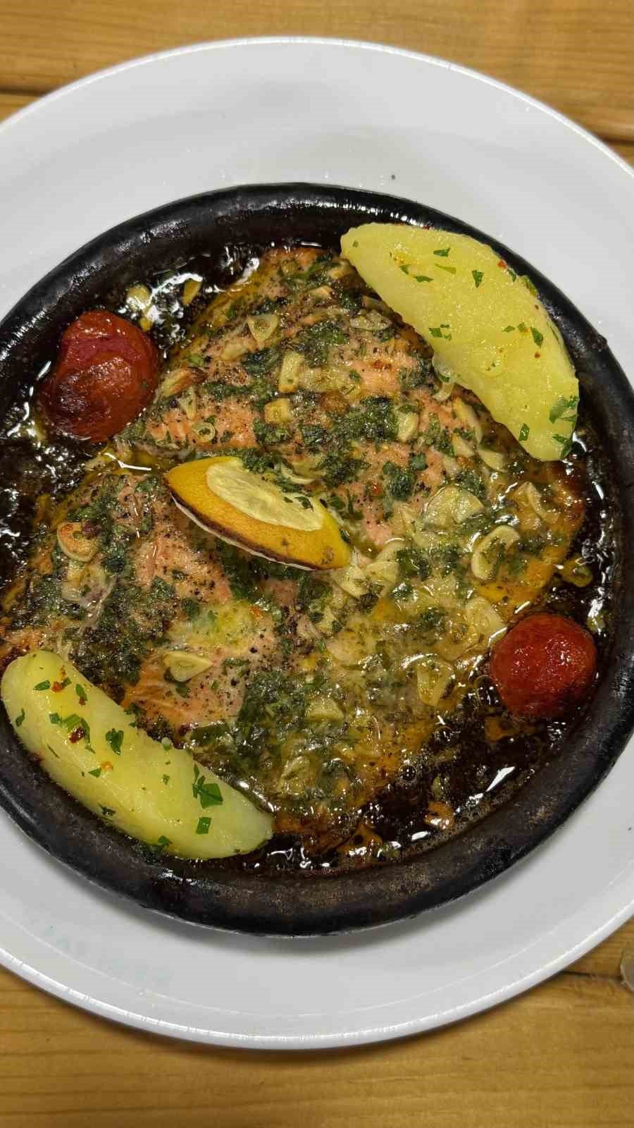 Rize, 6. Gastronomi Günleri ile birlikte Avrupa pazarında yüksek değer bulan Türk somonu ihracatını, İyidere Lojistik Limanı altyapısını ve geleneksel sağlıklı beslenme kültürünü bir araya getirerek kenti küresel ölçekte bir