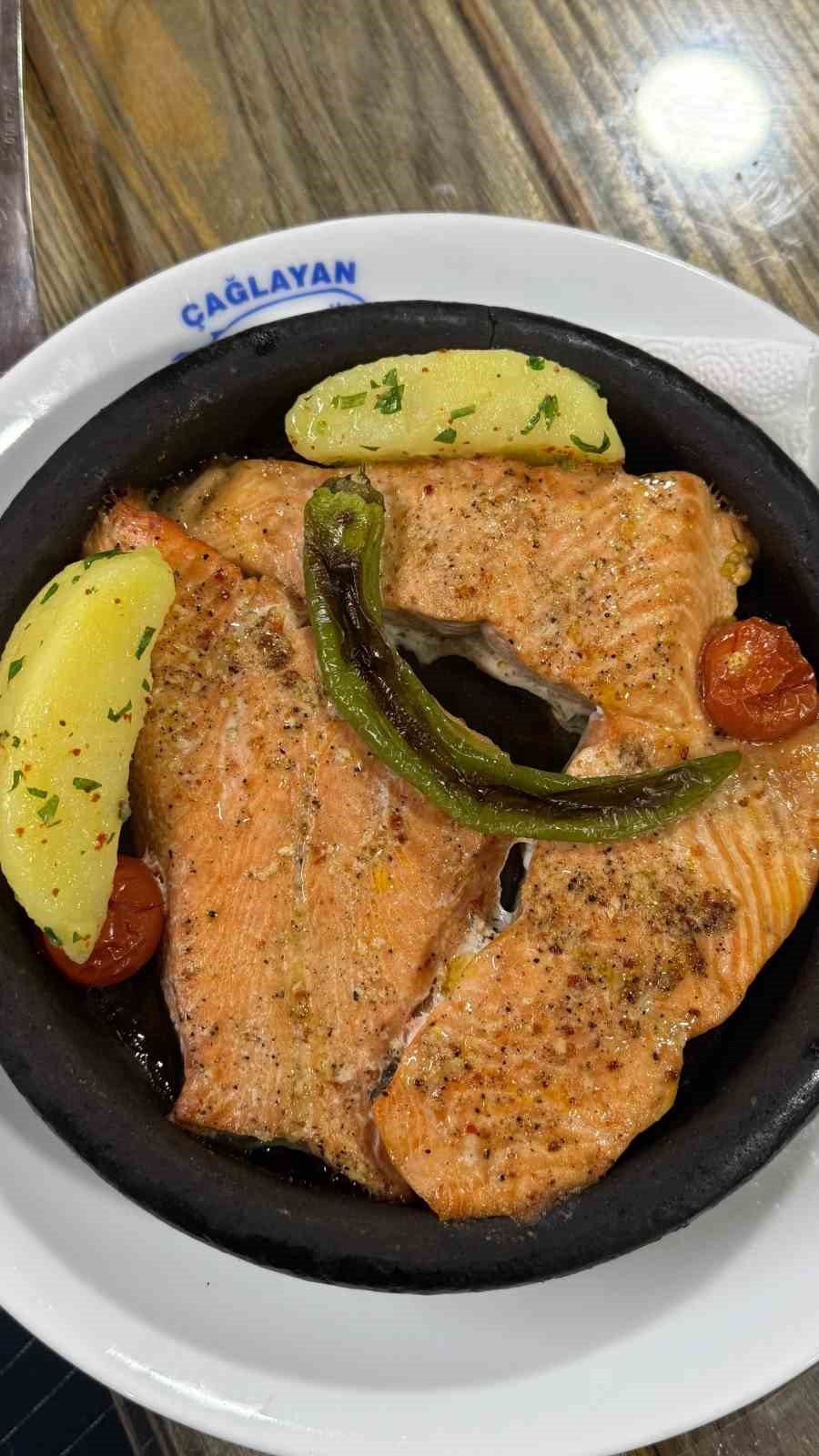Rize, 6. Gastronomi Günleri ile birlikte Avrupa pazarında yüksek değer bulan Türk somonu ihracatını, İyidere Lojistik Limanı altyapısını ve geleneksel sağlıklı beslenme kültürünü bir araya getirerek kenti küresel ölçekte bir