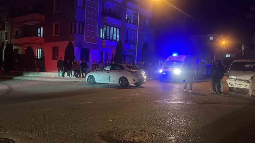 Çorum’da İki Otomobil Çarpıştı: 4 Yaralı