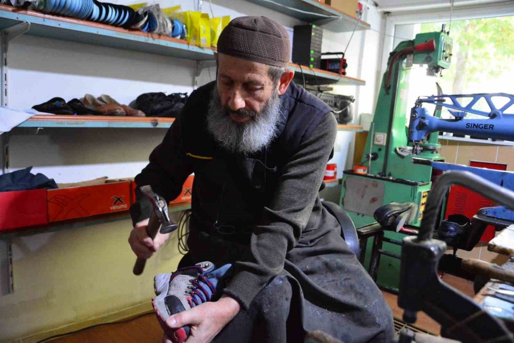 Yarım Asırdır Ayakkabı Tamirciliği Yapan 73 Yaşındaki Usta, Mesleğini Aşkla Sürdürüyor