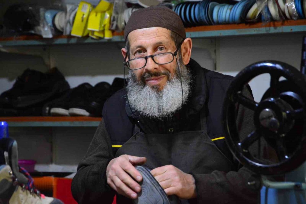 Yarım Asırdır Ayakkabı Tamirciliği Yapan 73 Yaşındaki Usta, Mesleğini Aşkla Sürdürüyor