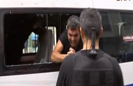 Ekip otosunun camını kafa atarak kırdı